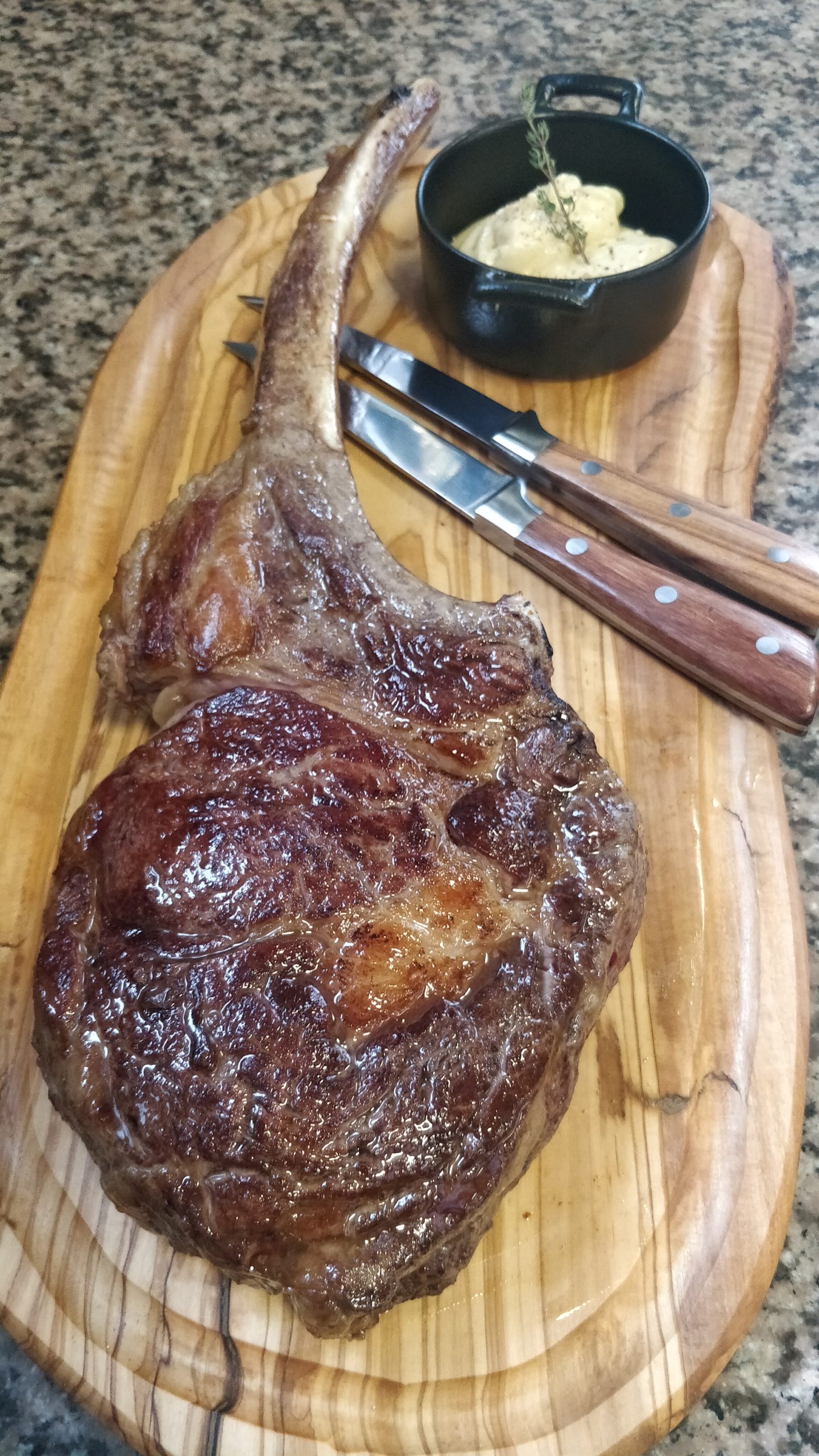 Tomahawk de boeuf bio local, restaurant À La Manufacture Royale