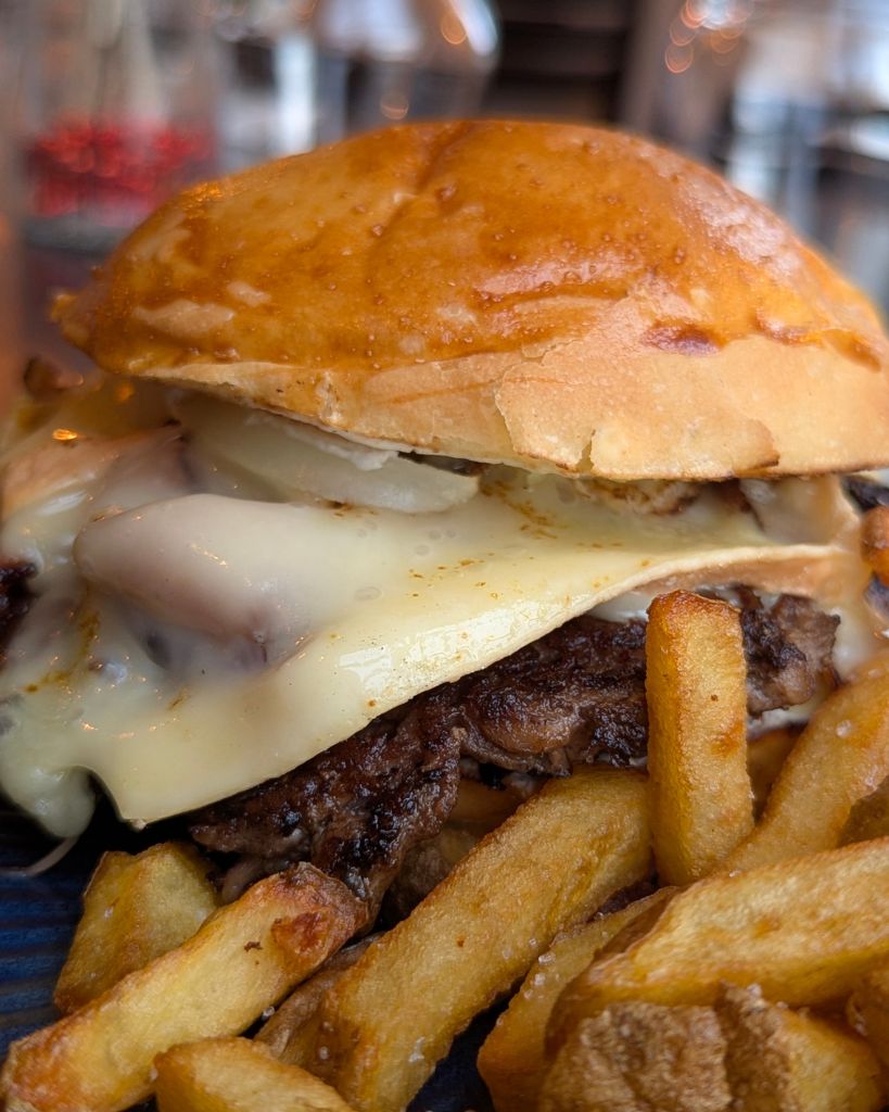 Un vrai burger maison au restaurant À La Manufacture Royale